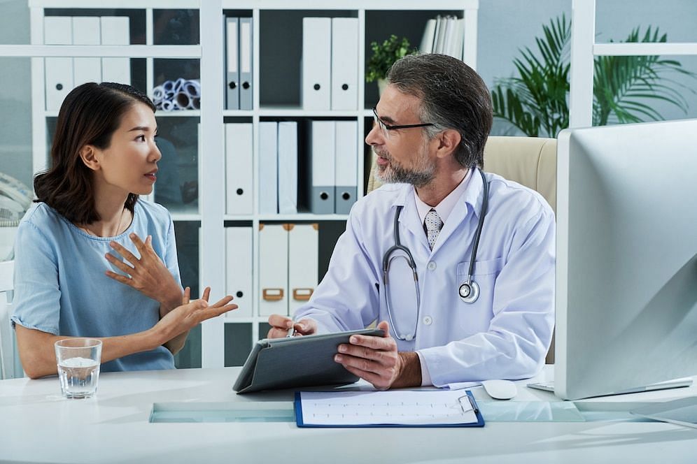 Seek consultation (Image via Freepik/Pressfoto)